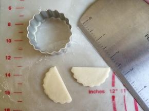 备用白面团擀平，用模具压出3个圆形，各分成两份