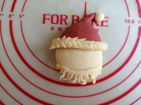 用剪刀剪出胡须，每一根都轻轻扯长一点，并扭一扭，粘在下巴位置，粘不牢的话，可以用点清水