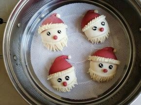 将做好的圣诞老人馒头放在蒸屉里，在温暖处醒发，可以看到馒头胚明显变大一点