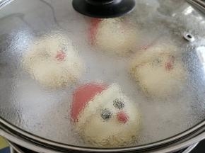 开水上锅蒸，水开后蒸13-15分钟。时间到，关火，继续焖3-5分钟再揭锅盖