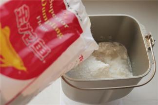 金龙鱼饺子粉加入面包机桶里，加入水，揉面15分钟。