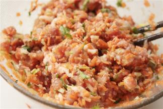 混合均匀，蒸饺的馅就做好了，下面开始擀皮。