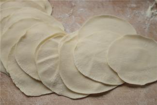 擀成边缘略薄的面皮，薄薄的亮亮的。