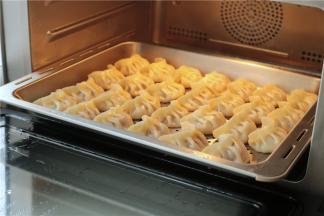 蒸好的蒸饺，皮薄透亮，能隐隐看到看到馅里虾仁和胡萝卜的淡粉色。能吃到虾仁颗粒的蒸饺，真的很好吃。