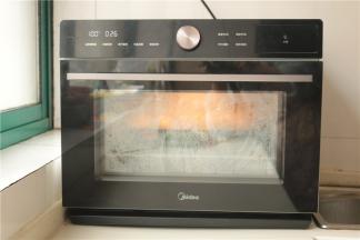 美的蒸烤箱选择蒸功能，放入蒸饺，蒸15分钟即可。