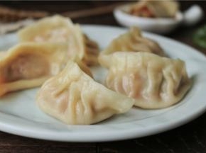 饺子皮透亮。