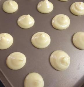 均匀的挤在烤盘里(非防粘连烤盘需铺上油布或油纸)垂直向上挤，下面大，上面小，收尾时，微微向上提一下.