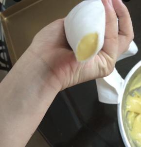 装入裱花袋，后切一个中口(不要太大，不好挤)。