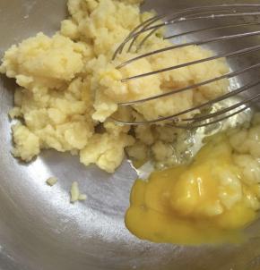 将牛奶，白砂糖和黄油倒入锅中，小火加热至沸腾，加入过筛后的低筋面粉，快速搅拌至无颗粒状态，关火。