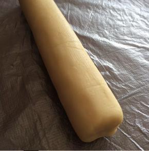 用保鲜袋搓成圆柱形，放入冰箱冷藏半个小时(或者冷冻十分钟)，备用，现在可以准备做泡芙体了。