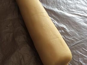 用保鲜袋搓成圆柱形，放入冰箱冷藏半个小时(或者冷冻十分钟)，备用，现在可以准备做泡芙体了。