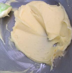 黄油软化至室温(可戳一个小洞)，加入糖粉，搅拌至细腻，