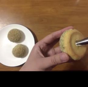 将混合好的馅料装入裱花袋，从底部挤入泡芙中。