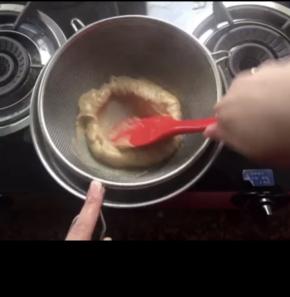 将做好的红茶卡士达酱过筛后，盖上保鲜膜，放入冰箱冷冻十分钟，