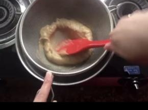 将做好的红茶卡士达酱过筛后，盖上保鲜膜，放入冰箱冷冻十分钟，