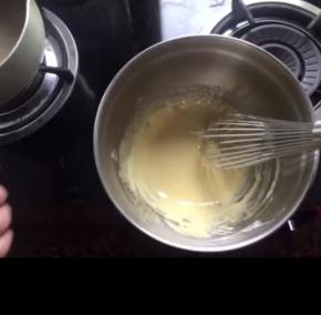 将浸泡造成的牛奶红茶，分三次倒入蛋黄糊中搅拌均匀。