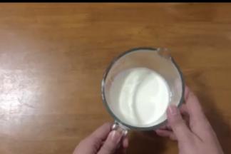 淡奶油加糖，打至九分发，出现纹路，提起打蛋器有直立的三角，将打发好的奶油放冰箱冷藏。