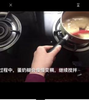 将搅拌均匀的液体倒入锅中，小火加热，刮刀一直不停的搅拌，防止糊底，直至顺滑(稍微粘稠)关火。