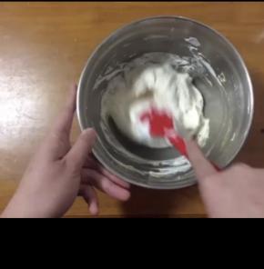 将卡士达酱取出，用电动打蛋器低速打至顺滑。将卡士达酱分两次加入打发好的淡奶油中，混合均匀。