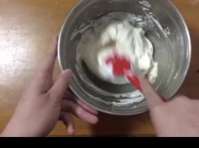 将卡士达酱取出，用电动打蛋器低速打至顺滑。将卡士达酱分两次加入打发好的淡奶油中，混合均匀。