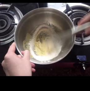 开始做红茶卡士达酱。将蛋黄放入一个较大的容器，加入细砂糖(47g)，搅打至发白，加入过筛的低筋面粉，搅拌均匀，放置一旁备用。