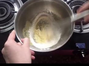 开始做红茶卡士达酱。将蛋黄放入一个较大的容器，加入细砂糖(47g)，搅打至发白，加入过筛的低筋面粉，搅拌均匀，放置一旁备用。