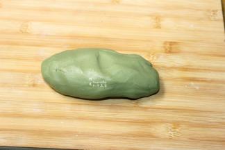 搅拌好的糯米面团，放在案板上来回揉搓条糯米团