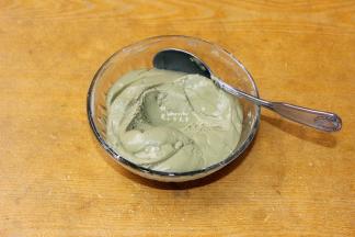 清水加入白砂糖煮沸搅拌融化，糯米粉、抹茶粉拌均，加入糖水搅拌均匀。