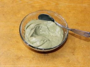 清水加入白砂糖煮沸搅拌融化，糯米粉、抹茶粉拌均，加入糖水搅拌均匀。
