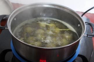 清水煮沸，放生姜丝、白砂糖，然后放入做好抹茶丸子，大火煮沸，转为中火煮熟即可吃。软软糯糯很好吃