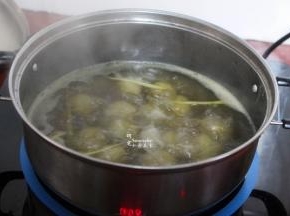 清水煮沸，放生姜丝、白砂糖，然后放入做好抹茶丸子，大火煮沸，转为中火煮熟即可吃。软软糯糯很好吃