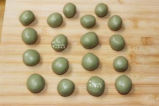 分成30克一个小团，揉搓光滑，抹茶糯米丸子就煮好。揉搓丸子的时候如果粘手，可以放点糕粉手上，防粘