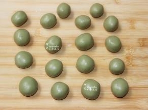 分成30克一个小团，揉搓光滑，抹茶糯米丸子就煮好。揉搓丸子的时候如果粘手，可以放点糕粉手上，防粘