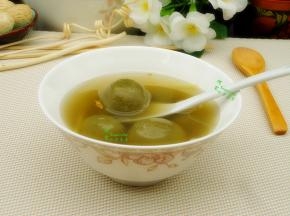 早餐吃一碗热乎乎的抹茶丸子，软糯清新，口齿留香，热乎乎暖暖的，很好吃，胃很舒服。
