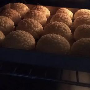 预热完成后，将烤盘放入烤箱中层，上下火170度，烤十二分钟(中途不可开烤箱，一定不要开烤箱)，上火转160度下火150度再烤15分钟，最后五分钟观察颜色，切不可烤糊了。