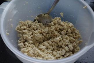 豆腐用任何你喜欢的工具压碎，葱切碎，木耳香菇分别切成末。