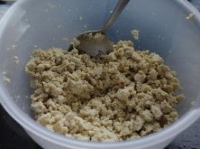 豆腐用任何你喜欢的工具压碎，葱切碎，木耳香菇分别切成末。