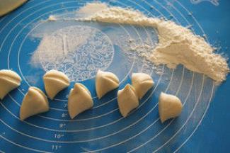 静置好的面团，搓长下剂子。