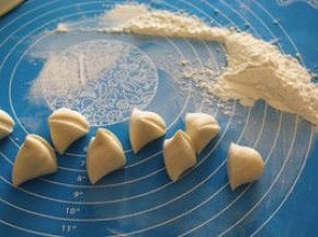 静置好的面团，搓长下剂子。