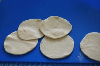 用擀面杖分别擀圆。