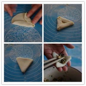 取一个面皮江边，原则上去呈三角形，翻面，放适量馅料。