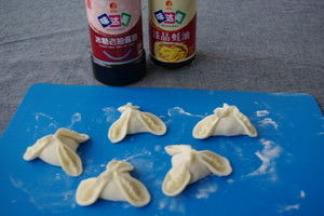 开水上锅蒸五六分钟皮熟即可。