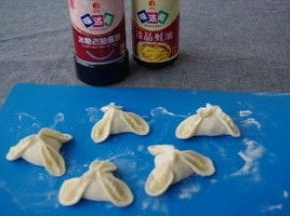 开水上锅蒸五六分钟皮熟即可。