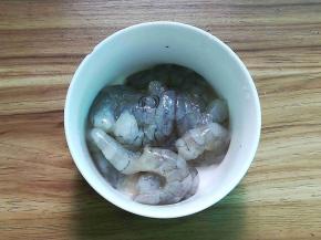 鲜虾去壳挑去虾肠虾线，加少许盐和料酒拌匀待用
