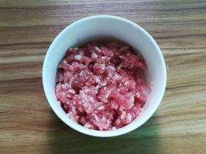肉末中加姜末、盐和少量淀粉拌均匀