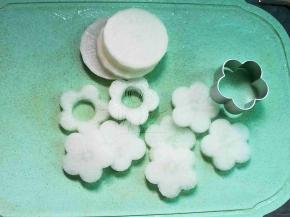 萝卜去皮切20片，印出花式或直接用，再在中间印个圆