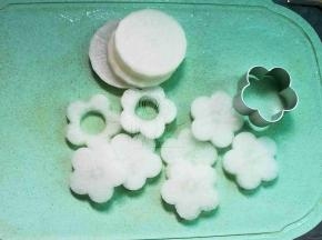萝卜去皮切20片，印出花式或直接用，再在中间印个圆