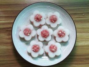 用两片萝卜片夹上适量肉末，如图