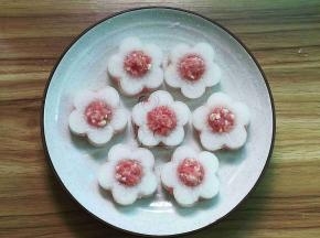 用两片萝卜片夹上适量肉末，如图