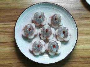 各摆上一只虾仁和一粒枸杞